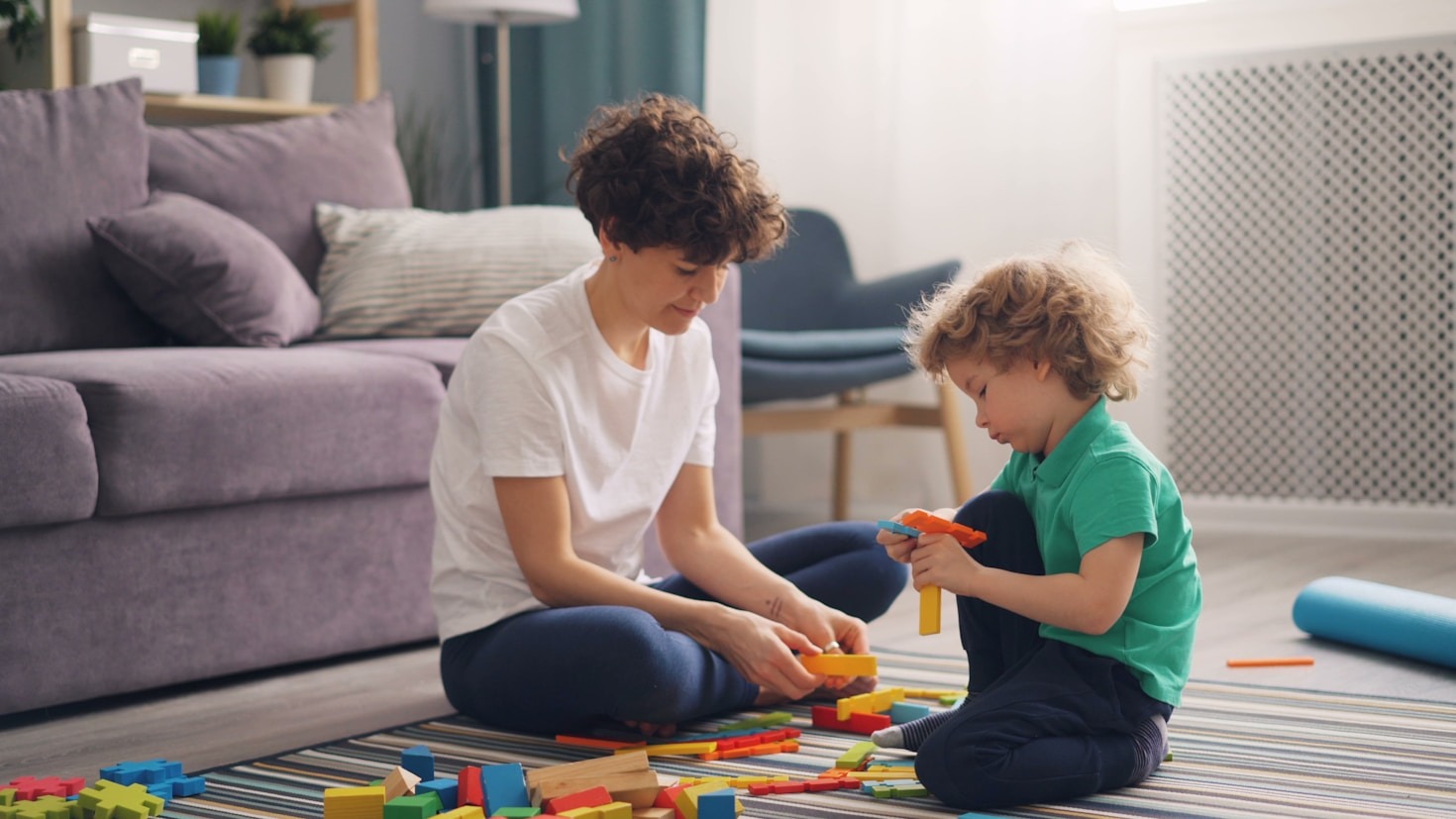 10 einfache Sinnesspiele für Kleinkinder mit Haushaltsgegenständen